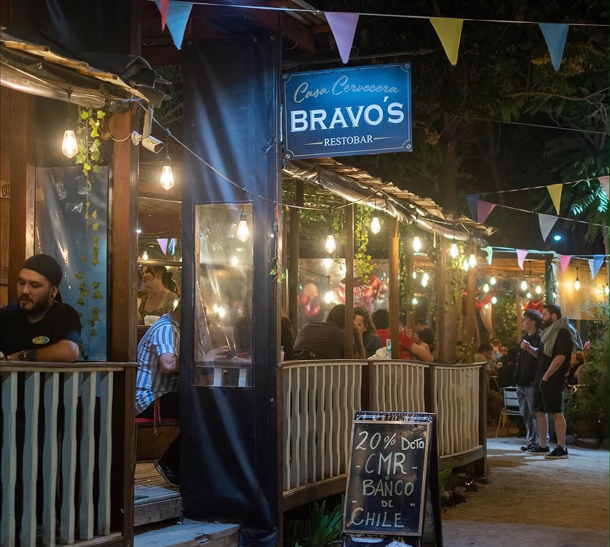 Entrada de noche de Casa Cervecera Bravo's Restobar con su letrero iluminado
