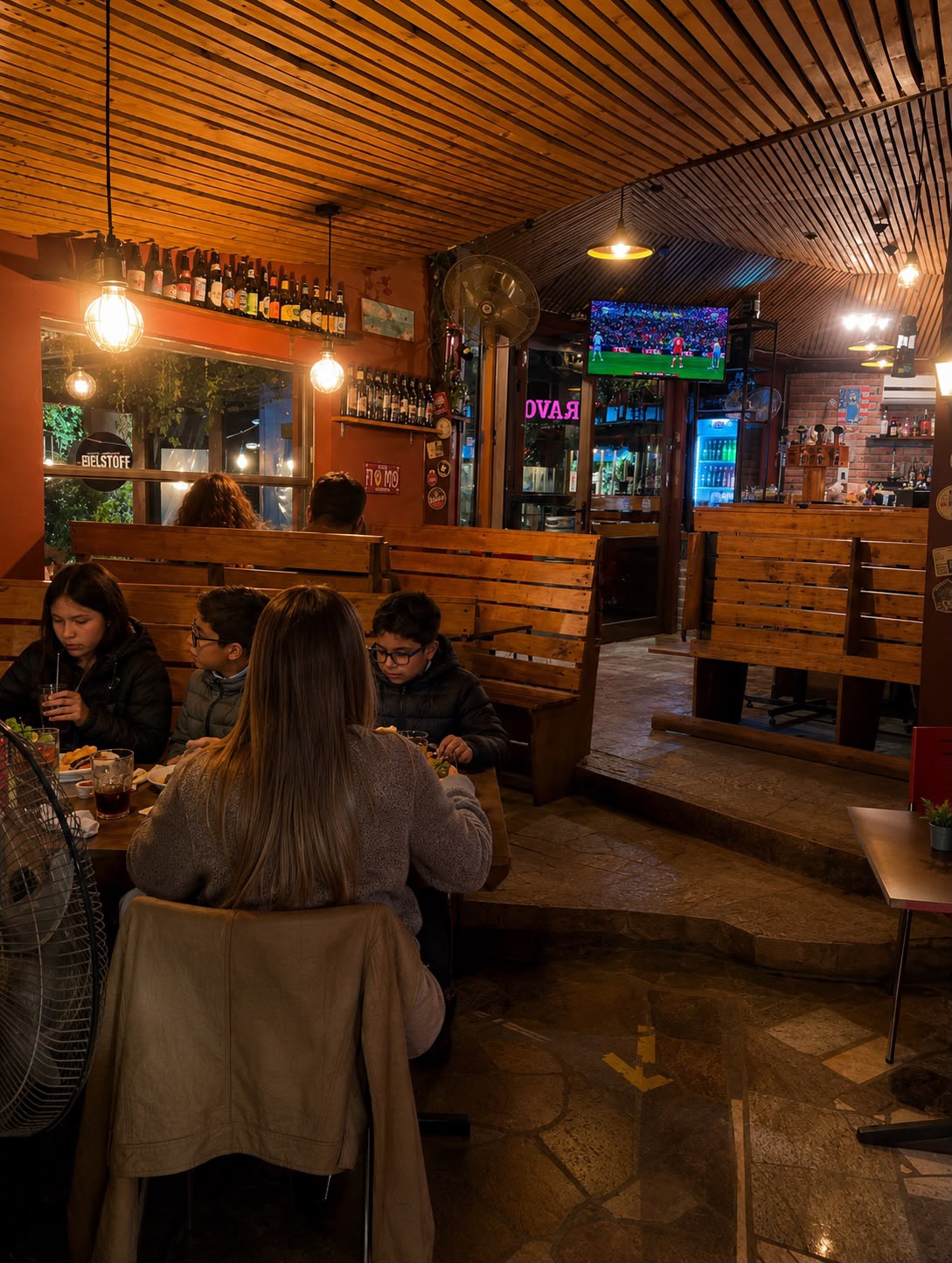 Familia disfrutando en el interior de Bravo's Restobar