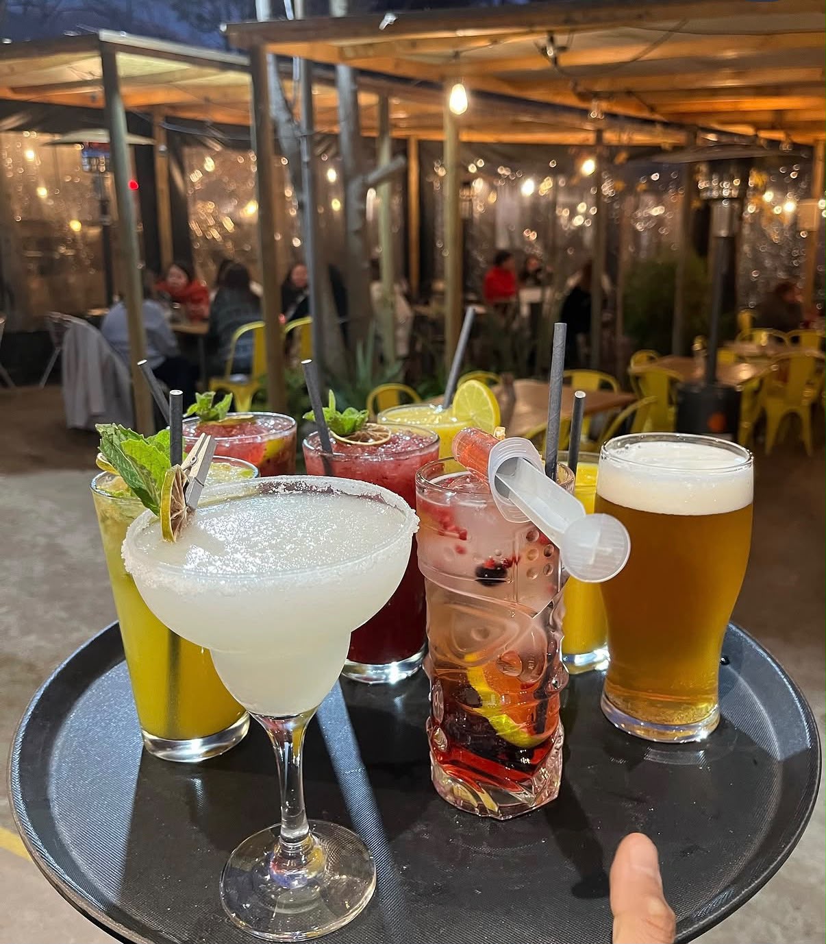 Cócteles de colores con jeringa de licor en Bravo's Restobar