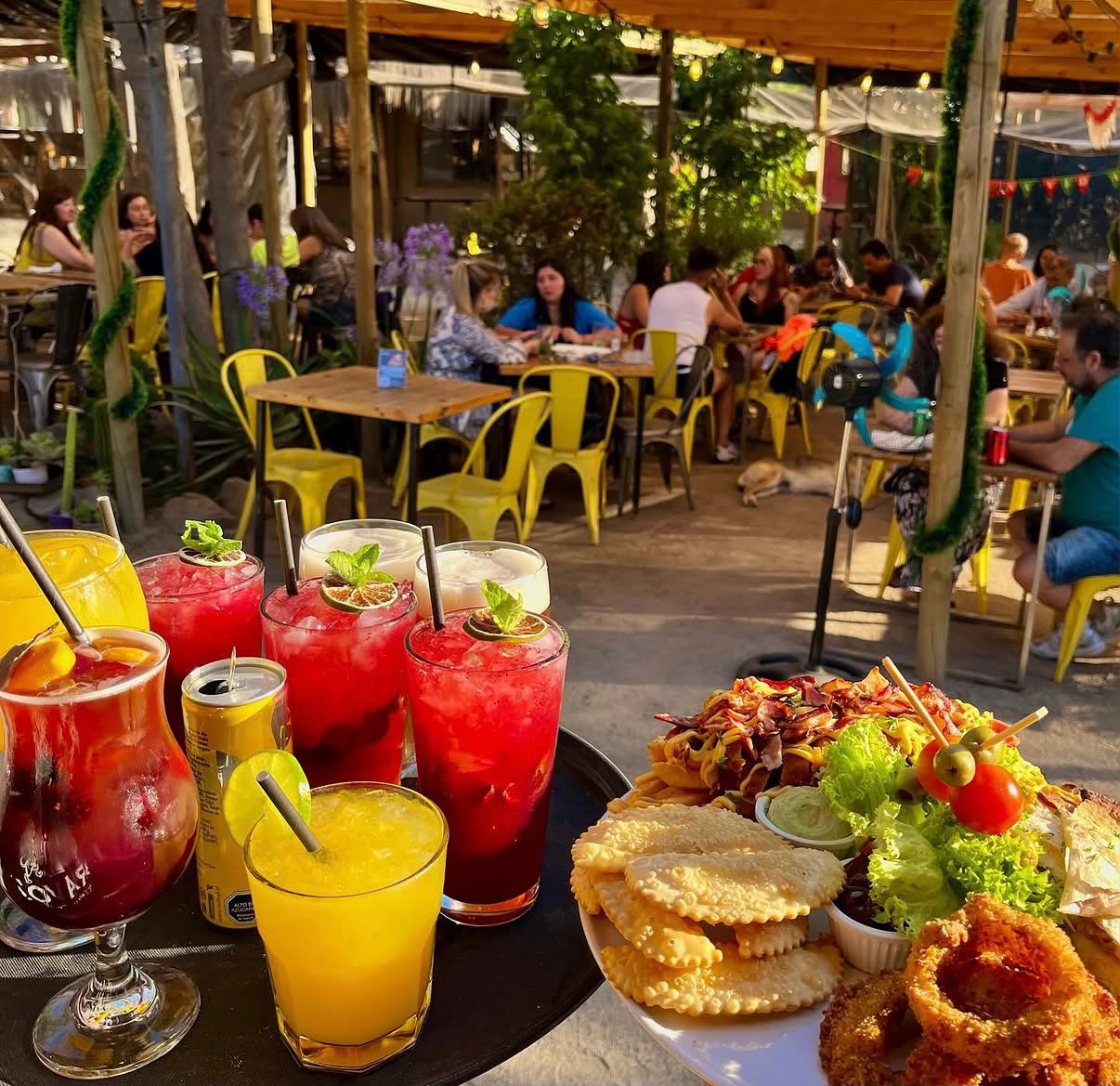 Sangría de Bravo's Restobar servida en la terraza