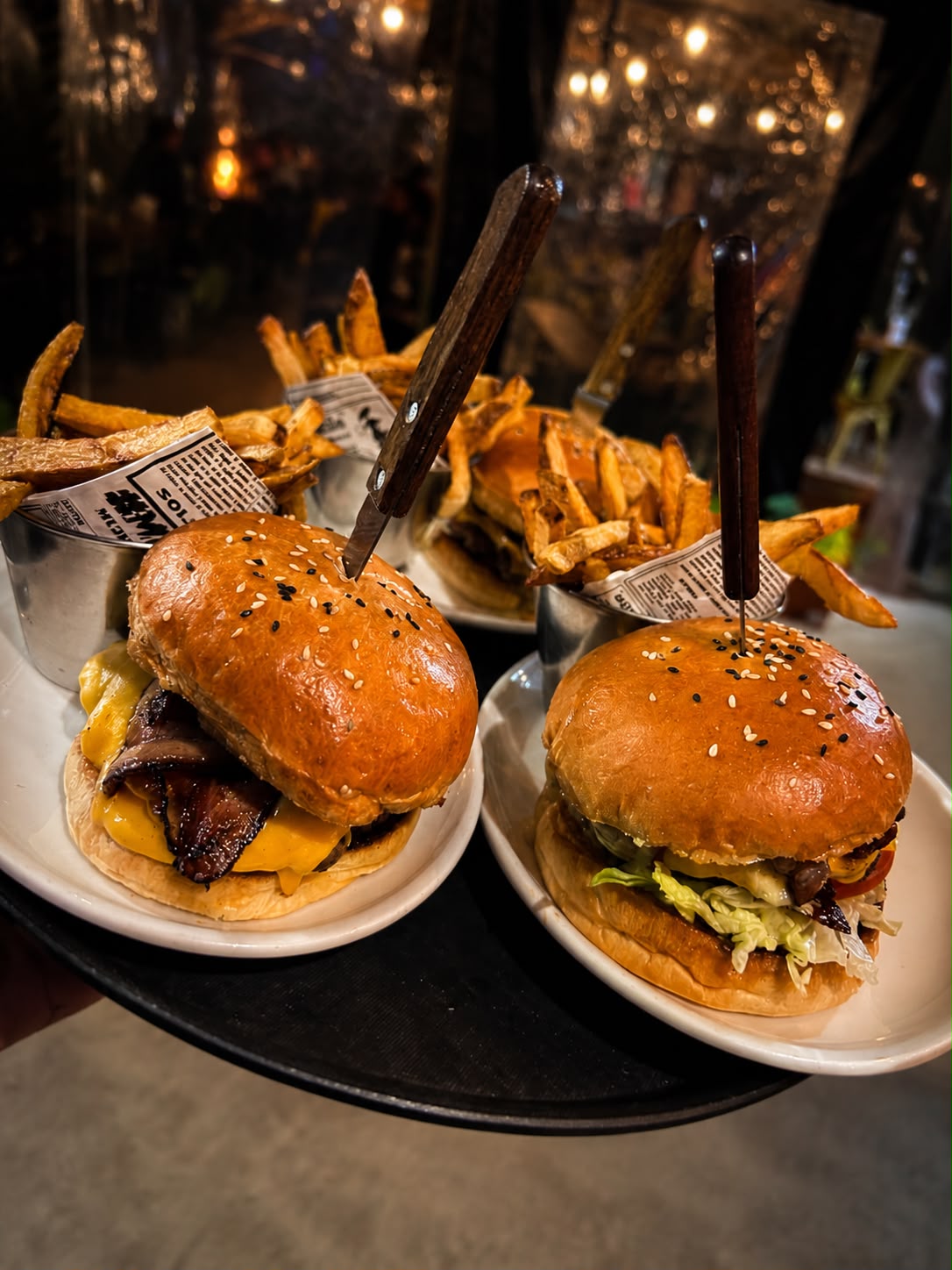 Dos hamburguesas de Bravo's Restobar con papas fritas