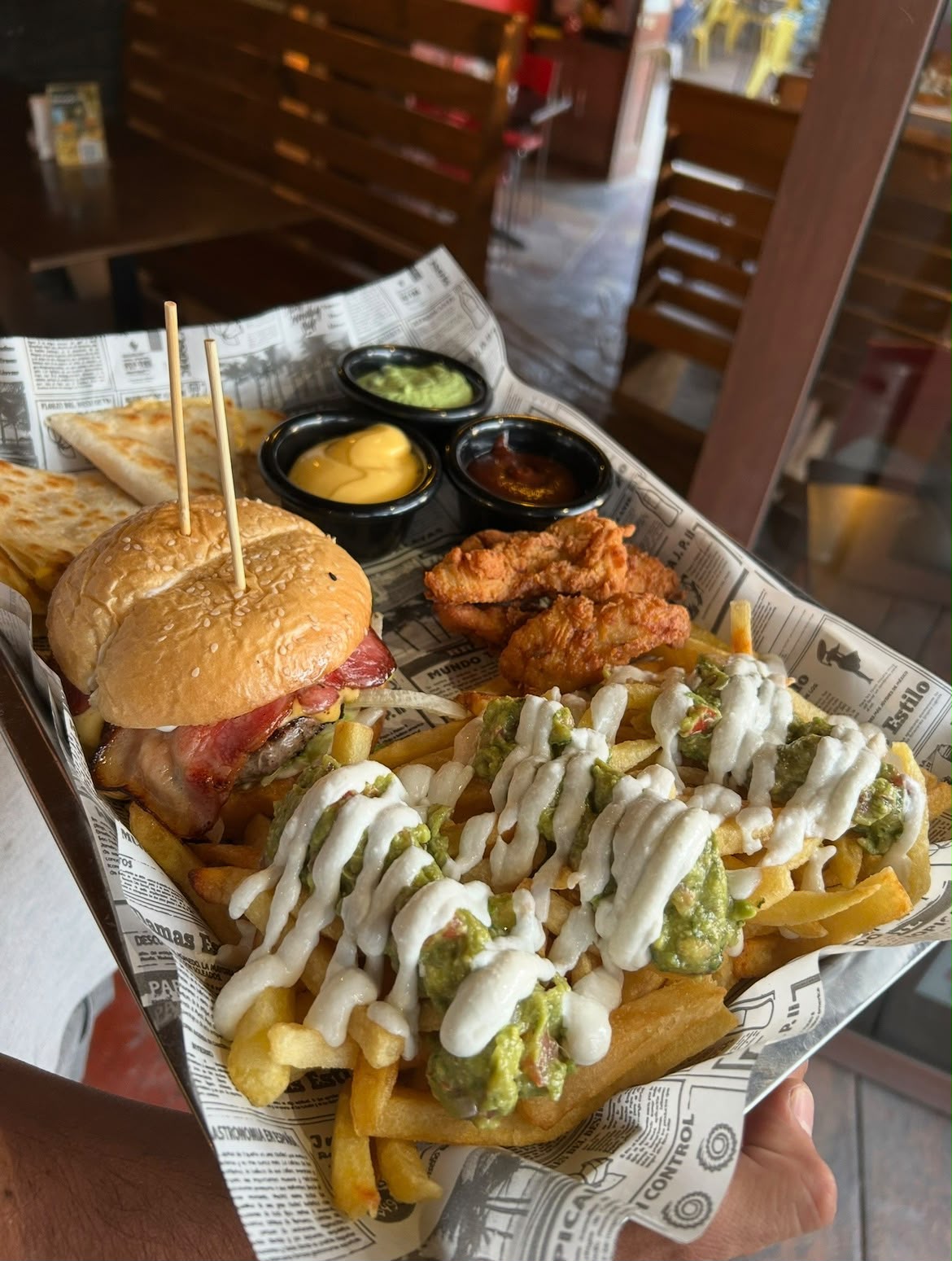 Hamburguesa, quesadilla y tenders para compartir en Bravo's Restobar
