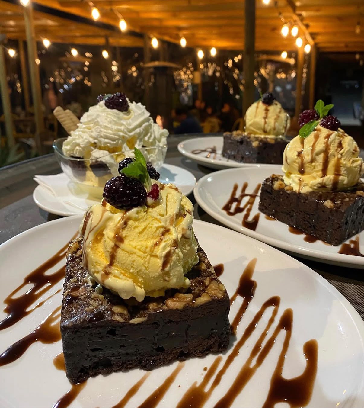 Brownie con helado y berries de Bravo's Restobar